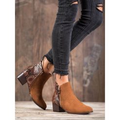 Camelowe botki snake print. Botki damskie KYLIE, z zamszu, bez obcasa, bez zapięcia. Za 127,90 zł.