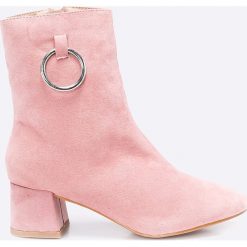 Public Desire - Botki. Różowe buty zimowe damskie marki Public Desire, z materiału, z okrągłym noskiem. W wyprzedaży za 119,90 zł.