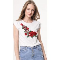 Szary T-shirt Red Night. Szare bluzki damskie Born2be, s, z haftami, klasyczne, z okrągłym kołnierzem, z krótkim rękawem. Za 29,99 zł.
