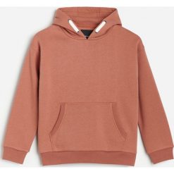 Bluza dresowa z kapturem -. Bluzy męskie Reserved, bez wzorów, z dresówki, z kapturem, bez rękawów, z kapturem. Za 49,99 zł.