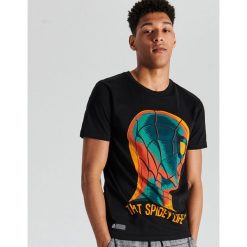 Koszulka Spider-Man - Czarny. Czarne koszulki męskie Cropp, s, bez wzorów, bez kołnierzyka, bez rękawów. Za 59,99 zł.