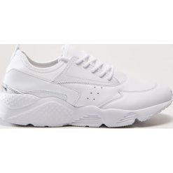 Sneakersy na grubej podeszwie - Biały. Białe sneakersy damskie House. Za 159,99 zł.