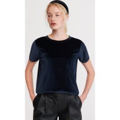 Welurowy T-shirt z napisem - Granatowy. Niebieskie t-shirty damskie Reserved, s, z napisami, z weluru, bez kołnierzyka. Za 39,99 zł.