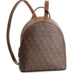 Plecak DKNY - Bryant Med R74KJ010 Mocha Combo M0C. Pomarańczowe plecaki damskie DKNY, bez wzorów, ze skóry, eleganckie. W wyprzedaży za 819,00 zł.