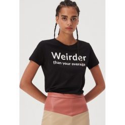 Bawełniany t-shirt z nadrukiem - Czarny. Czarne t-shirty damskie Sinsay, s, z nadrukiem, z bawełny, bez kołnierzyka. W wyprzedaży za 14,99 zł.