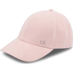 Czapka z daszkiem CALVIN KLEIN - Suede Cap K60K604718 629. Czerwone czapki z daszkiem damskie Calvin Klein, z materiału. Za 179,00 zł.