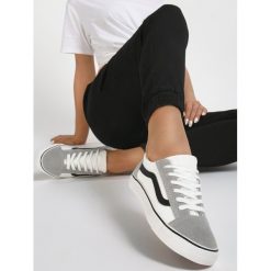 Szaro-Białe Trampki Diolato. Szare buty sportowe damskie Renee, z aplikacjami, z gumy, przed kostkę, bez zapięcia. Za 79,99 zł.
