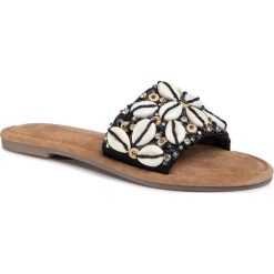 Klapki TAMARIS - 1-27127-34 Black Comb 098. Czarne klapki damskie Tamaris, z aplikacjami, ze skóry, bez obcasa, na obcasie. W wyprzedaży za 159,00 zł.