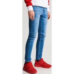 Jeansy skinny - Niebieski. Niebieskie jeansy damskie Cropp. W wyprzedaży za 39,99 zł.
