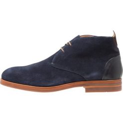 H by Hudson MATTEO Sznurowane obuwie sportowe navy. Niebieskie buty sportowe męskie marki H by Hudson, ze skóry, na sznurówki. W wyprzedaży za 408,85 zł.