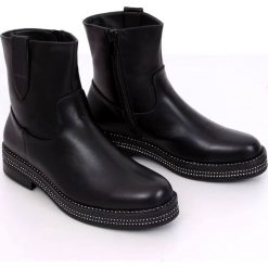 Botki damskie płaskie czarne CH1812-1 Black. Czarne botki damskie ButyModne, ze skóry ekologicznej, na wysokim obcasie, na płaskiej podeszwie, na zamek. Za 119,00 zł.