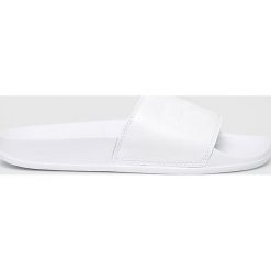 Reebok Classic - Klapki. Białe klapki damskie Reebok Classic, bez wzorów, ze skóry, bez obcasa, na obcasie. W wyprzedaży za 99,90 zł.