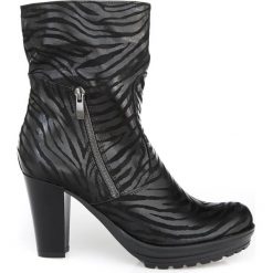 Botki - skóra naturalna - model 495 - kolor czarny zebra. Czarne botki damskie Zapato, ze skóry, bez obcasa, bez zapięcia. W wyprzedaży za 299,25 zł.
