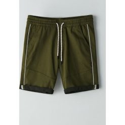Bawełniane szorty comfort - Khaki. Brązowe spodenki i szorty męskie Cropp, bez wzorów, z bawełny. W wyprzedaży za 41,99 zł.