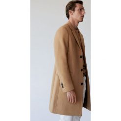 Mango Man - Płaszcz Arizona. Pomarańczowe płaszcze męskie Mango Man, xs, bez wzorów, z bawełny, klasyczne, bez kaptura. Za 499,99 zł.