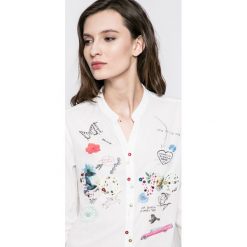 Desigual - Koszula. Białe bluzki damskie Desigual, na co dzień, s, bez wzorów, z bawełny, bez kołnierzyka, z długim rękawem. W wyprzedaży za 189,90 zł.