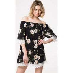 Czarna Tunika Holocene. Czarne tuniki damskie Born2be, na imprezę, xl, z aplikacjami, bez kołnierzyka, bez rękawów. Za 49,99 zł.