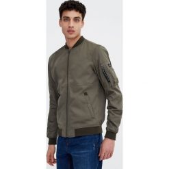 Kurtka bomber w różnych kolorach. Brązowe kurtki męskie Pull&Bear, m, bez wzorów, bez kaptura. Za 89,90 zł.