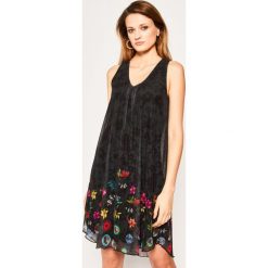 Sukienka letnia Desigual Carnagcy 20SWVK96. Czarne sukienki damskie Desigual, na lato, s, bez wzorów, bez kołnierzyka, bez rękawów. W wyprzedaży za 259,00 zł.