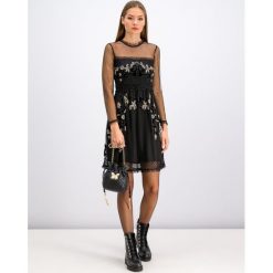 Sukienka koktajlowa TwinSet 192TT2041. Czarne sukienki damskie Twinset, bez wzorów, z poliesteru, wizytowe, bez kołnierzyka, bez rękawów. W wyprzedaży za 799,00 zł.