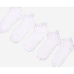 5-pack Białych Skarpet Cheneleh. Białe skarpetki męskie Born2be, bez wzorów. W wyprzedaży za 29,99 zł.