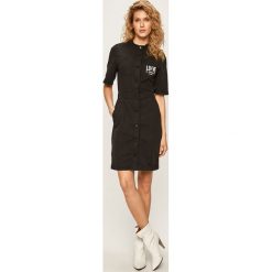 Love Moschino - Sukienka. Czarne sukienki damskie Love Moschino, na co dzień, s, z nadrukiem, z bawełny, casualowe, ze stójką, z krótkim rękawem, krótkie, mini, proste. W wyprzedaży za 999,90 zł.