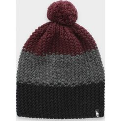 Czapka męska CAM011 - burgund. Czerwone czapki męskie 4f, bez wzorów, ze splotem. W wyprzedaży za 44,99 zł.