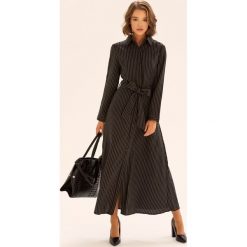 Czarna szmizjerka maxi w delikatne paski. Czarne sukienki damskie Born2be, s, w paski, z koszulowym kołnierzykiem, z długim rękawem, długie, maxi, koszulowe. Za 119,99 zł.
