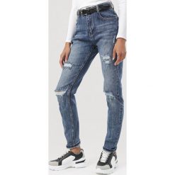 Niebieskie Jeansy Boyfriend Pisiniassi. Niebieskie jeansy damskie Born2be. Za 119,99 zł.