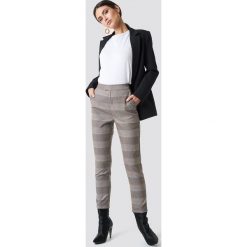 NA-KD Classic Spodnie w kratkę - Beige. Brązowe spodnie damskie NA-KD Classic, z podwyższonym stanem. W wyprzedaży za 121,77 zł.