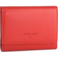 Duży Portfel Damski PATRIZIA PEPE - 2V7081/A4XR-R626 Mars Red. Czerwone portfele damskie marki Patrizia Pepe, bez wzorów, ze skóry. Za 639,00 zł.