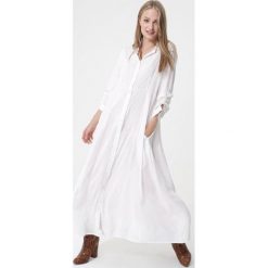 Biała, oversizowa szmizjerka maxi. Białe sukienki damskie Born2be, na wiosnę, xl, bez wzorów, klasyczne, z klasycznym kołnierzykiem, bez rękawów, długie, maxi, rozkloszowane. Za 119,99 zł.