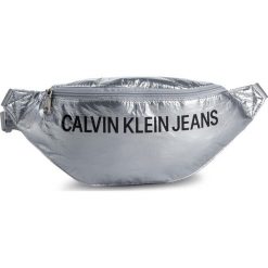 Saszetka nerka CALVIN KLEIN JEANS - Wet Tyvec Streetpack K60K605527 081. Szare nerki damskie Calvin Klein Jeans, bez wzorów, z jeansu, młodzieżowe, bez dodatków. W wyprzedaży za 199,00 zł.