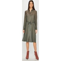 Pepe Jeans - Sukienka. Szare sukienki damskie Pepe Jeans, na co dzień, s, bez wzorów, z poliesteru, casualowe, bez kołnierzyka, bez rękawów, midi, proste. W wyprzedaży za 279,90 zł.