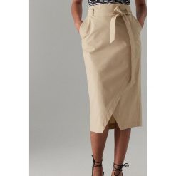Bawełniana spódnica paperbag - Beżowy. Brązowe spódniczki damskie Mohito, bez wzorów, z bawełny. Za 129,99 zł.