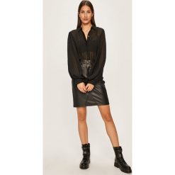 Answear - Koszula. Czarne bluzki damskie ANSWEAR, na co dzień, s, bez wzorów, z elastanu, klasyczne, z klasycznym kołnierzykiem, z długim rękawem. W wyprzedaży za 99,90 zł.