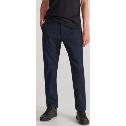 Spodnie chino slim fit - Granatowy. Niebieskie spodnie męskie Reserved, m, bez wzorów. W wyprzedaży za 89,99 zł.