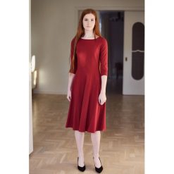 Sukienka Galatea bordowa 32 bordo. Czerwone sukienki damskie Marie Zélie, na spotkanie biznesowe, w paski, z bawełny, eleganckie, z klasycznym kołnierzykiem, bez rękawów. W wyprzedaży za 312,90 zł.
