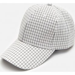 Czapka z daszkiem w kratę - Biały. Białe czapki damskie Cropp, bez wzorów. Za 29,99 zł.