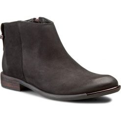 Botki CARINII - B3707 360-000-PSK-507. Czarne buty zimowe damskie marki Carinii, z nubiku, na obcasie. W wyprzedaży za 239,00 zł.