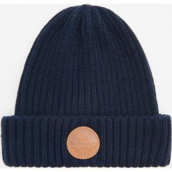 Czapka z odblaskową naszywką - Granatowy. Niebieskie czapki męskie Cropp, z aplikacjami. Za 39,99 zł.