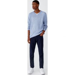 Spodnie slim fit z 5 kieszeniami. Zielone spodnie męskie marki Pull&Bear, m, bez wzorów. Za 89,90 zł.