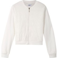 Kurtka koronkowa bonprix biel wełny. Białe kurtki dziewczęce marki bonprix, w koronkowe wzory, z wełny, eleganckie, długie, bez kaptura. Za 59,99 zł.