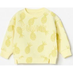 Bluza dresowa z aplikacją - Żółty. Żółte bluzy męskie Reserved, z aplikacjami, z dresówki, bez kołnierzyka, bez rękawów, bez kaptura. W wyprzedaży za 25,99 zł.