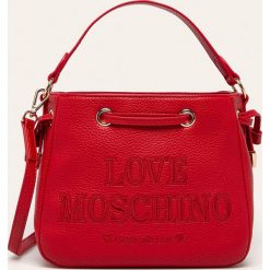 Love Moschino - Torebka. Czerwone listonoszki damskie Love Moschino, w paski, ze skóry ekologicznej, na ramię, z aplikacjami. W wyprzedaży za 499,90 zł.