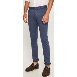 Tommy Hilfiger - Spodnie. Niebieskie spodnie męskie TOMMY HILFIGER, na co dzień, bez wzorów, z elastanu. Za 449,90 zł.