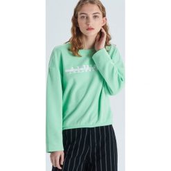 Bluza z napisem - Zielony. Zielone bluzy damskie Cropp, s, z napisami, bez rękawów, bez kaptura. Za 59,99 zł.