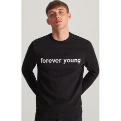 Strukturalna bluza z napisem - Czarny. Czarne bluzy męskie Reserved, s, z napisami, bez kołnierzyka, bez rękawów, bez kaptura. Za 99,99 zł.