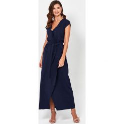 Sukienka w kolorze granatowym. Niebieskie sukienki damskie ZOCHA, s, w paski, z tkaniny. W wyprzedaży za 149,95 zł.