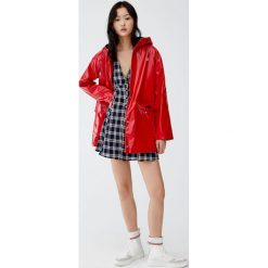 Lakierowana kurtka przeciwdeszczowa z kapturem. Czerwone kurtki damskie Pull&Bear, bez wzorów, z lakierowanej skóry, z kapturem. Za 199,00 zł.
